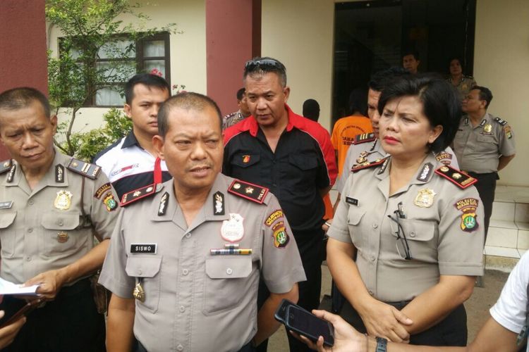 Kapolsek Bantargebang Kompol Siswo (tengah) di Polsek Bantargebang, Kota Bekasi, Selasa (10/10/2017).