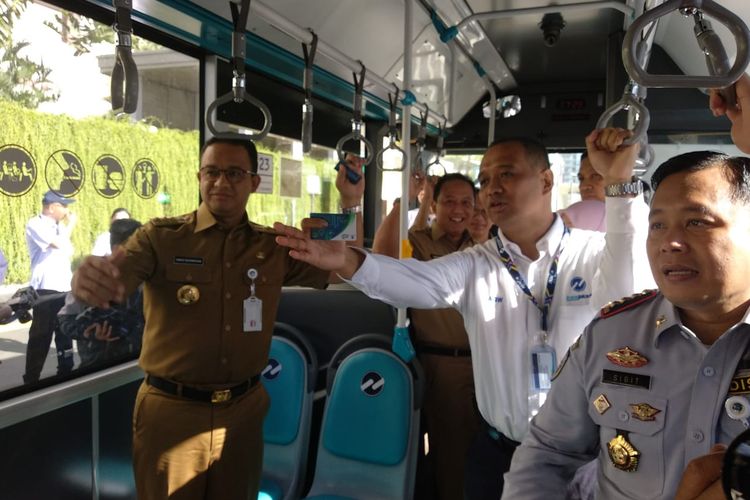Gubernur DKI Jakarta Anies Baswedan mencoba integrasi transjakarta dengan moda raya terpadu (MRT) di Bundaran HI, Senin (25/3/2019) pagi.