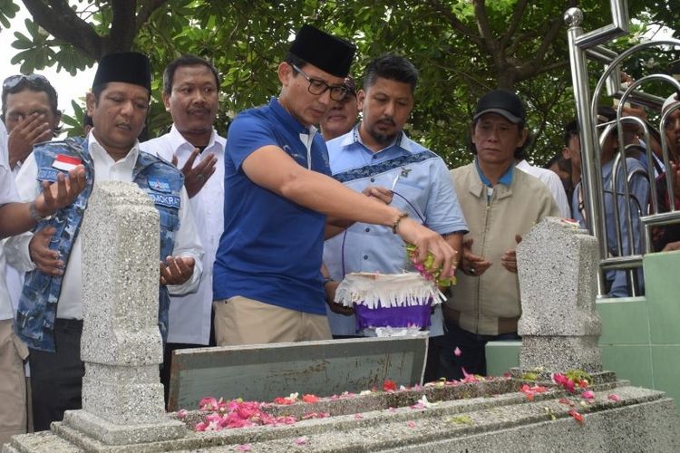 Calon wakil presiden nomor urut 02, Sandiaga Salahuddin Uno ziarah ke makam Gombloh di tempat pemakaman umum Tembok Gede, Surabaya, Minggu (21/10/2018). 