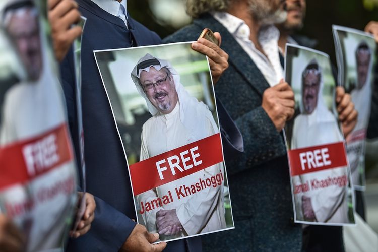 Massa demonstran menuntut pembebasan jurnalis Arab Saudi Jamal Khashoggi yang dikabarkan hilang sejak memasuki gedung konsulat Saudi di Istanbul pada Selasa (2/10/2018).