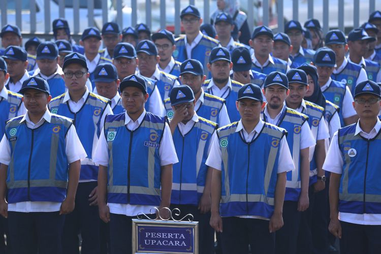 Sejumlah petugas dari PT Jasa Marga (persero) Tbk saat mengikuti apel siaga operasional lebaran 2018 di Kantor Jasa Marga, Plaza Tol Taman Mini Indonesia Indah, Jakarta, Senin (7/5/2018). PT Jasa Marga (Persero) Tbk melakukan persiapan arus mudik dan arus balik Lebaran 2018 guna memastikan kelancaran arus lalu lintas kendaraan yang melintas di ruas tol.

