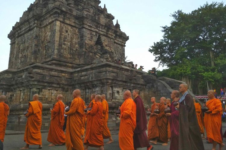 Umat dan tokoh Buddha melakukan ritual pradaksian sebelum menyemayamkan air berkah di dalam Candi Mendut Magelan, Jawa Tengah, Senin (28/5/2018). Ritual ini merupakan bagian kegiatan memperingati Tri Suci Waisak 2572BE/2018.
