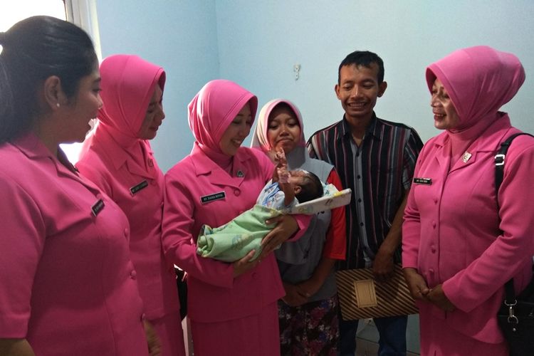 Bayi Arini digendong istri Kapolres Magetan Diana Riffai sat berada di RSUD Sayidiman Magetan. Bayi Arini saat ini telah menjalani operasi pertama perbaikan sumbing parah yang dideritanya.