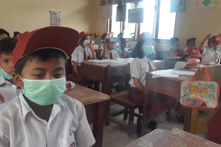 Suasana proses belajar mengajar di salah satu sekolah dasar (SD) yang terdampak abu vulkanik erupsi Gunung Sinabung, Selasa (11/6/2019).