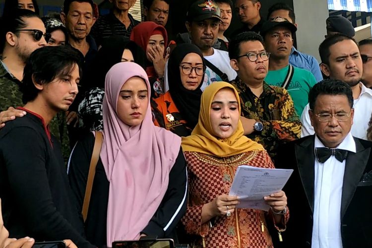 Artis peran Sonny Septian dan Fairuz A Rafiq beserta kuasa hukum Hotman Paris Hutapea saat melaporkan Galih Ginanjar ke Polda Metro Jaya, Jakarta Selatan, Senin (1/7/2019). Fairuz terlihat menangis saat melaporkan mantan suaminya terkait konten asusila. 