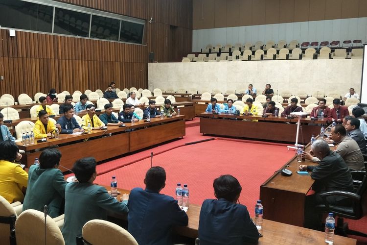 Sejumlah perwakilan dari berbagai universitas akhirnya diperbolehkan masuk ke gedung DPR untuk menyampaikan aspirasinya, Kamis (19/9/2019).  Namun mereka mengaku kecewa lantaran tidak bisa bertemu dengan anggota atau pimpinan DPR. Dalam audiensi tersebut mereka hanya bisa bertemu dengan Sekretaris Jenderal (Sekjen) DPR Indra Iskandar.