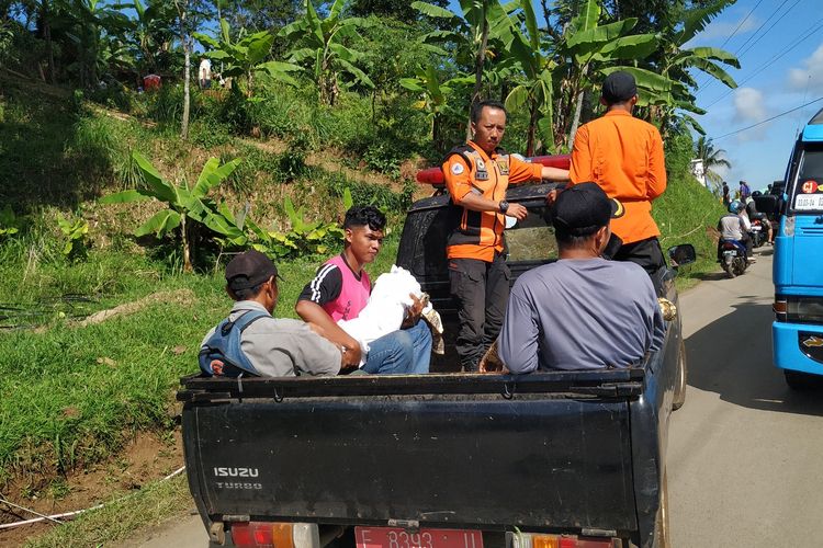 Proses pemindahan jasad menunggunakan mobil  dari tempat pemakaman umum  (TPU) yang terdamlak bencana gerakan tanah di Nyalindung, Sukabumi, Jawa Barat, Jumat (3/5/2019).  