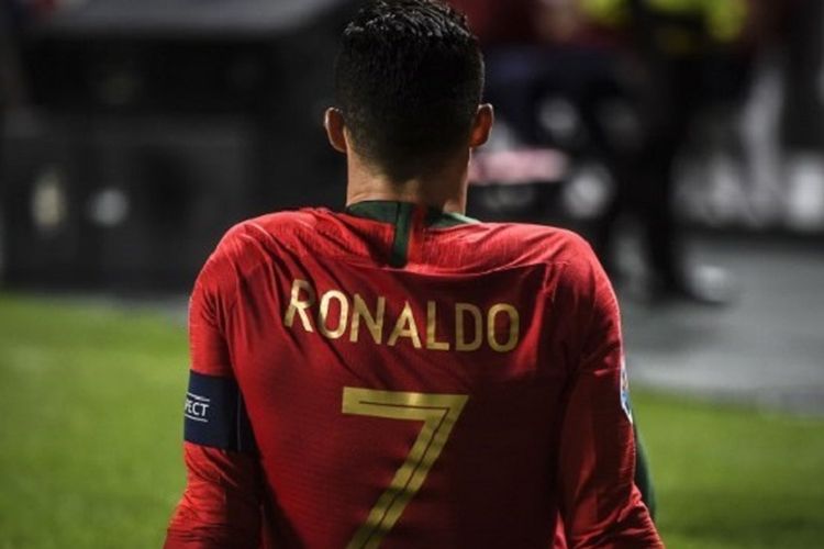 Cristiano Ronaldo duduk di tepi lapangan pertandingan Estadio da Luz menunggu perawatan tim medis pada babak pertama laga Portugal vs Serbia dalam babak kualifikasi Piala Eropa 2020, 25 Maret 2019. 