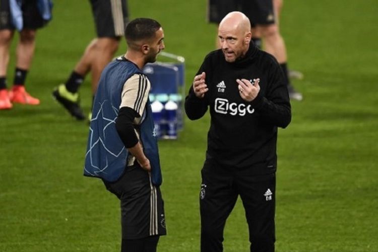 Pelatih Erik ten Hag berdiskusi dengan Hakim Ziyech saat menjajal lapangan Stadion Santiago Bernabeu jelang laga Real Madrid vs Ajax Amsterdam, 4 Maret 2019. 