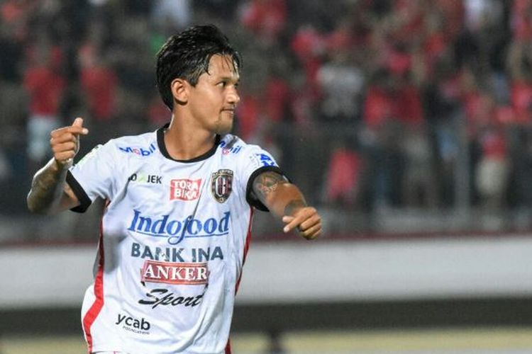 Penyerang Bali United, Irfan Bachdim, meluapkan suka citanya seusai membobol gawang Perseru Serui di Stadion Kapten I Wayan Dipta, Senin (25/9/2017). 