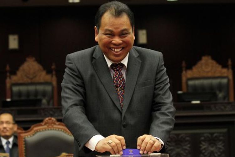 Ketua Mahkamah Konstitusi Arief Hidayat memberikan suaranya dalam pemilihan Wakil Ketua MK periode 2015-2017 pada Rapat Permusyawaratan Hakim Konstitusi di Gedung MK, Jakarta, Senin (12/1/2015). 