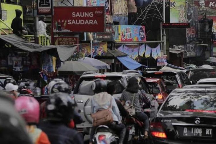 Kepadatan kendaraan di kawasan perbelanjaan di Jalan Cihampelas, Bandung, sebelum Teras Cihampelas dibangun, Senin (20/7/2015).