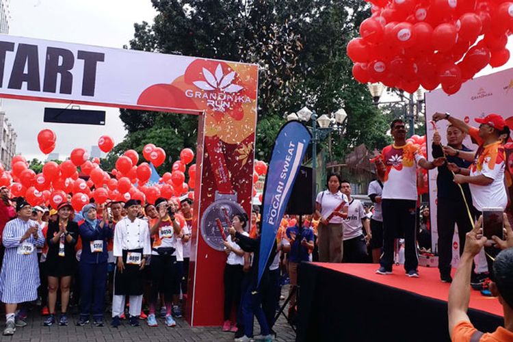 Lebih kurang 2.000 peserta berlari sambil membawa balon disertai dengan para pelari berkostum unik di area flyover Antasari pada gelaran GranDhika Run 2018, Minggu (11/2/2018).