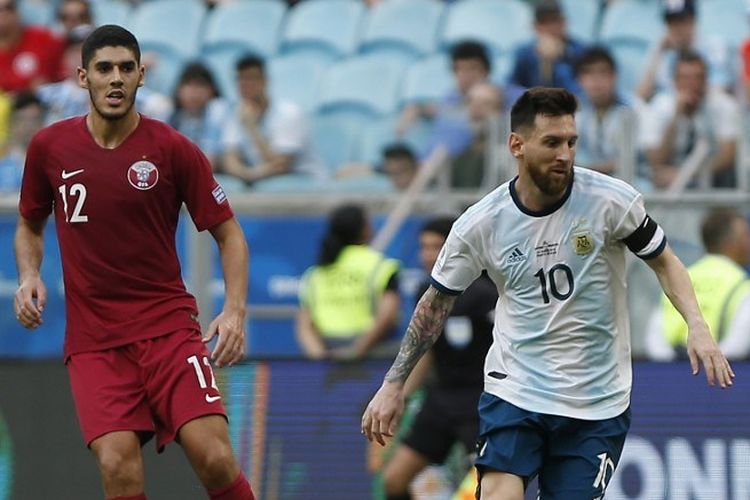 Lionel Messi sukses melewati penjagaan Karim Boudiaf pada laga Qatar vs Argentina dalam lanjutan Copa America 2019 di Gremio Arena, 23 Juni 2019. 