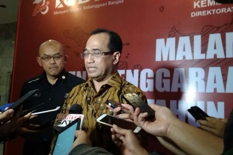 Menhub Budi Karya Sumadi selepas memberikan penghargaan bagi pihak-pihak yang menyukseskan mudik Lebaran 2018 di Gedung Lemhanas RI, Jakarta, Jumat (6/7/2018).