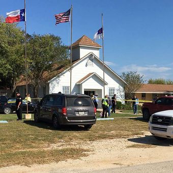 Petugas berjaga setelah terjadi insiden penembakan di sebuah gereja di Sutherland Springs, Texas, Minggu (5/11/2017). Dilaporkan setidaknya 26 orang tewas dalam insiden penembakan yang dilakukan seorang pria bersenjata saat jemaat gereja tengah melaksanakan ibadah Minggu.