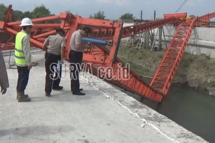 Kapolres Jombang AKBP Fadli Widiyanto (paling kanan) meninjau launcher girder jembatan penghubung tol Jombang-Mojokerto dan Kertosono-Ngawi yang ambruk. 
