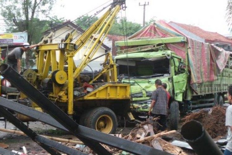 Truk derek mengevakuasi truk tronton yang sebabkan kecelakanan maut di Bumiayu, Brebes, Jawa Tengah, Senin (10/12/2018). 