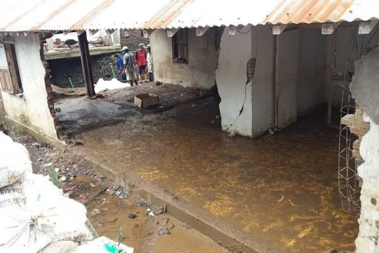 Banjir akibat tanggul jebol di Kasiran Mlipak Wonosobo menjebol rumah dan menghanyutkan seorang warga. 