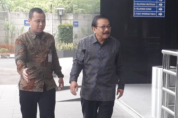 Mantan Gubernur Jawa Timur Soekarwo tiba di Gedung KPK untuk diperiksa sebagai saksi  dalam kasus suap Ketua DPRD Tulungagung, Rabu (28/8/2019).