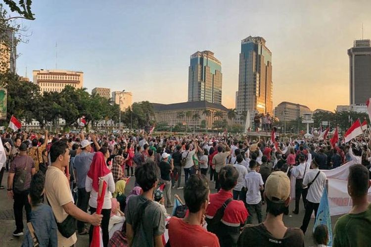 Massa dari berbagai elemen masyarakat berkumpul di  kawasan Patung Kuda, Monas, Jakarta, Kamis (23/05/2019). Mereka menyerukan perdamaian pasca pemilu 2019.