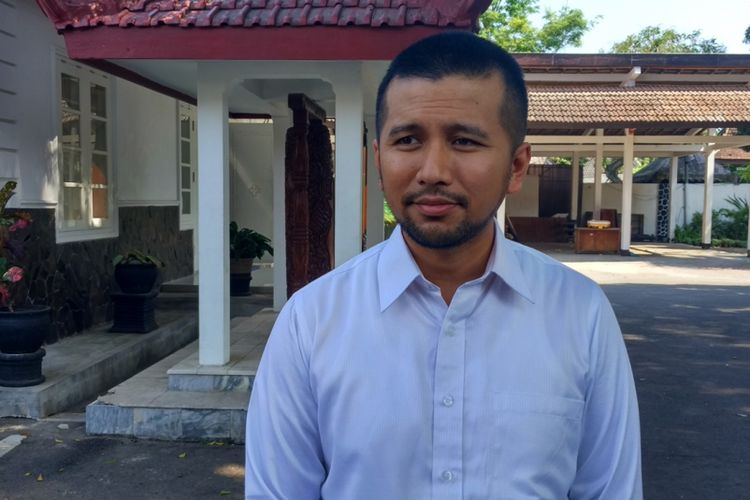 Bupati Trenggalek Emil Elestianto Dardak seusai menyampaikan keterangan kepada wartawan terkait dukungan kepala daerah kepada kepada pasangan calon Presiden Joko Widodo-Maruf Amin, di area pendopo kabupaten Trenggalek Jawa Timur (22/09/2018)
