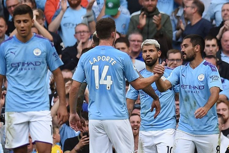 Sergio Aguero merayakan gol bersama rekan-rekannya pada pertandingan Manchester City vs Tottenham Hotspur di Stadion Etihad dalam lanjutan Liga Inggris, 17 Agustus 2019. 
