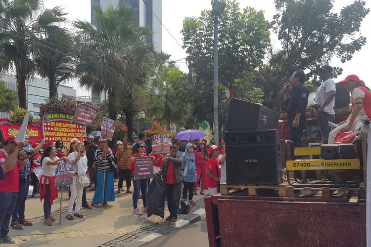 Sekelompok warga yang menamakan diri Komunitas Anak Bangsa menggelar demo di depan Balai Kota DKI Jakarta, Jalan Medan Merdeka Selatan, Senin (23/10/2017). Mereka memprotes pidato perdana Gubernur DKI Jakarta Anies Baswedan yang menggunakan kata pribumi.