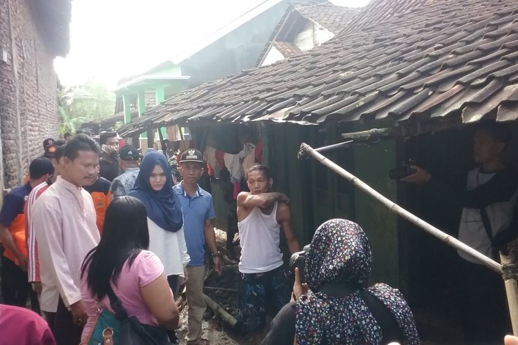 Bupati saat mengunjungi korban banjir di Magelung Kaliwungu Selatan Kendal. Kompas.Com /Slamet Priyatin.