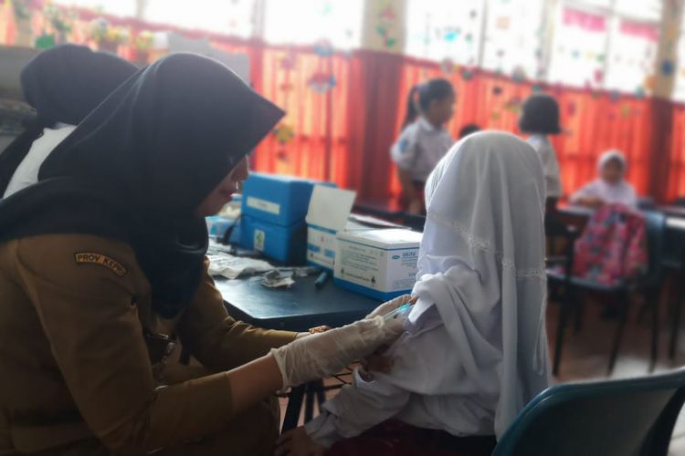 Salah seorang Dokter melakukan imunisasi Campak MR kepada salah seorang siswa SDN 02 Sekupang, Batam