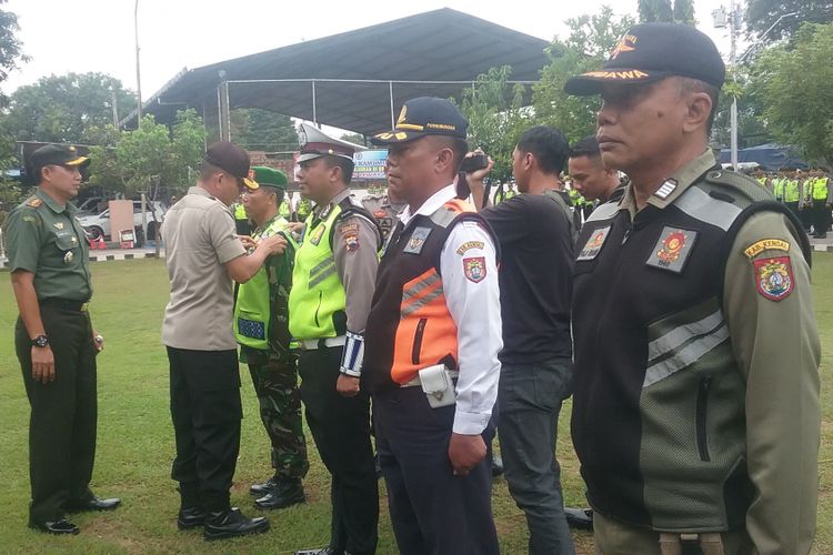 Kapolres Kendal, AKBP. Hamka Mapaitta, saat menyematkan Pita kepada petugas operasi natal dan tahun baru. KOMPAS.Com) SLAMET PRIYATIN