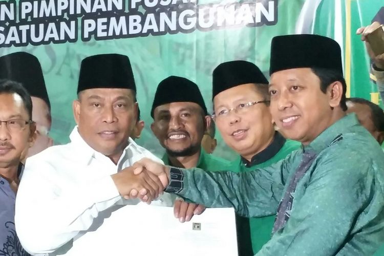 Ketua Umum DPP PPP M Romahurmuziy (kanan) menyerahkan surat keputusan dukungan untuk Murad Ismail (kiri tengah) sebagai bakal calon gubernur Maluku pada Pilkada Maluku 2018 di kantor DPP PPP, Jakarta, Rabu malam (20/12/2017).