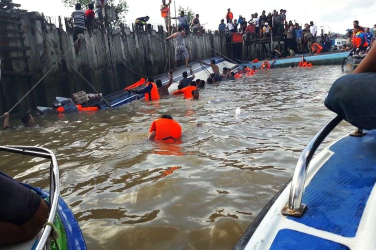 20180101 Tabrak Tunggul, Speedboat  SB Anugrah Di Tanjung Selor Terbalik.
