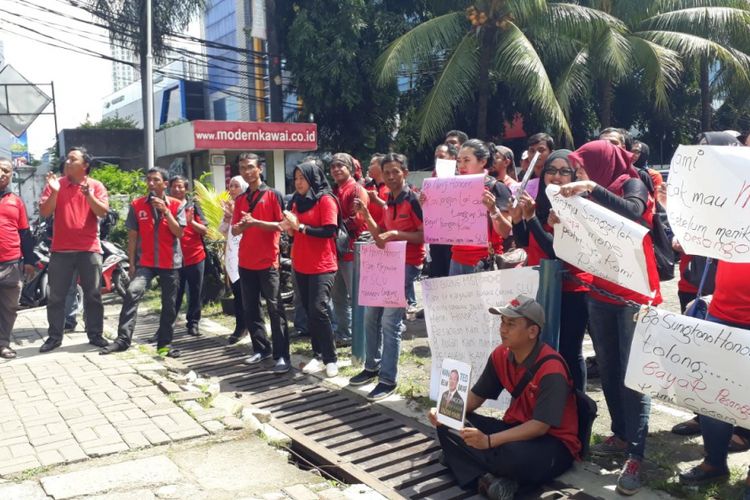 Puluhan eks karyawan 7-Eleven yang tergabung dalam serikat pekerja PT Modern Putra Indonesia melakukan aksi unjuk rasa di halaman Kantor KAWAI, Jalan Sultan Iskandar Muda, Kebayoran Lama, Jakarta Selatan, Rabu (21/2/2018).
