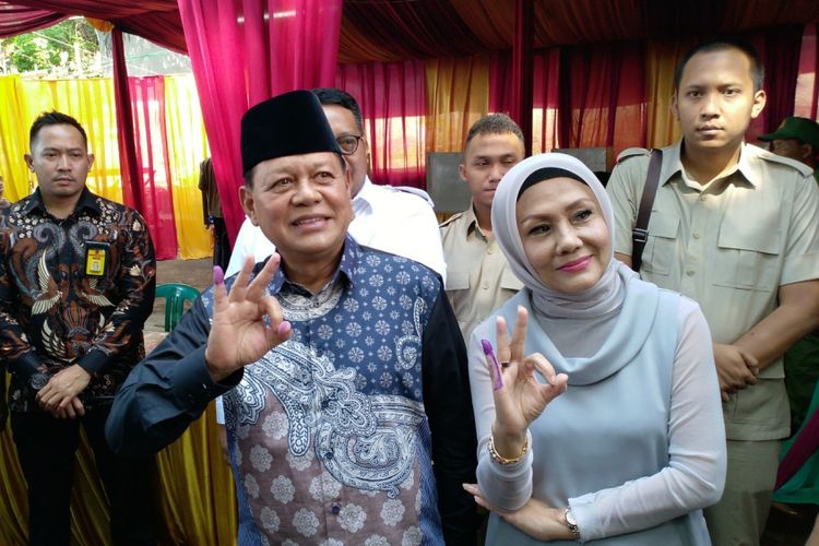 Calon gubernur Jawa Barat nomor urut 3 Sudrajat bersama istrinya Sally Salziah seusai mencoblos di TPS 27 Kelurahan Hegarmanah, Kecamatan Cidadap, Kota Bandung, Rabu (27/6/2018).