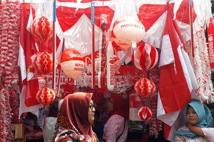 Pernak-pernik khas hari kemerdekaan dijual di Pasar Jatinegara, Jakarta Timur, Senin (13/8/2018).