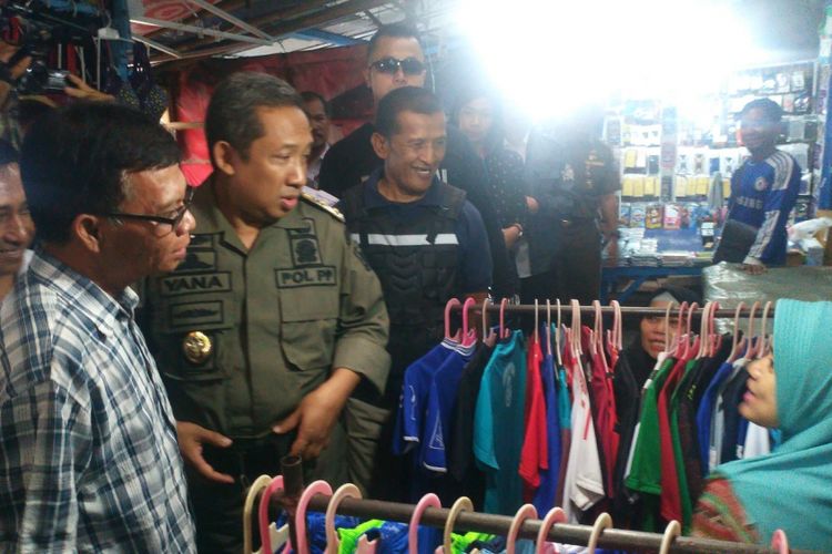 Wakil Wali Kota Bandung sekaligus Ketua Satgasus PKL Yana Mulyana mengunjungi lokasi PKL Cicadas, Jalan Ahmad Yani, Kota Bandung, Selasa (23/10/2018). 