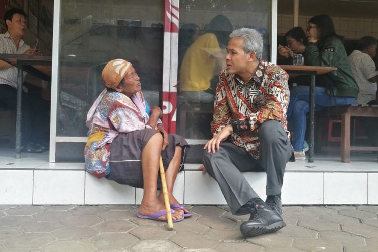 Gubernur Jawa Tengah, Ganjar Pranowo berbincang dengan Partinah (90) di depan  Warung Makan Sop Senerek Terminal Lama Magelang, Rabu (6/2/2019).