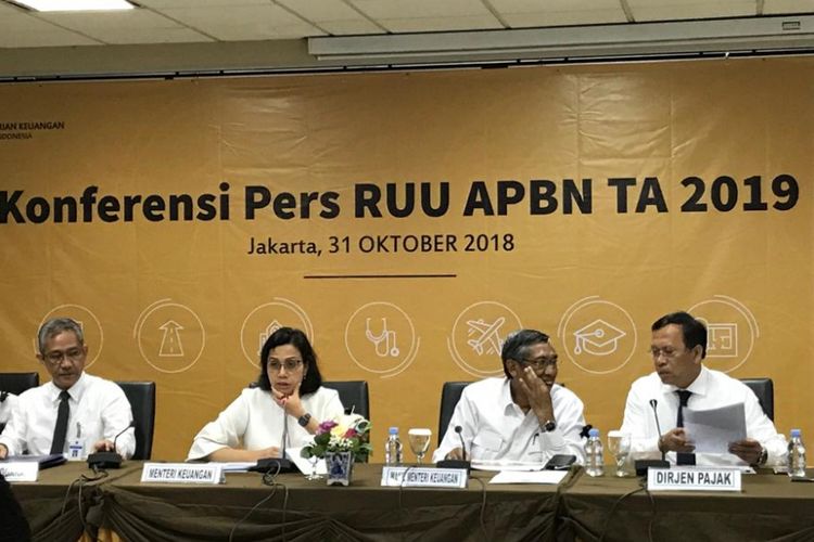 Menteri Keuangan Sri Mulyani Indrawati bersama jajaran pejabat eselon I Kementerian Keuangan saat konferensi pers mengenai UU APBN 2019 yang baru disahkan DPR RI di gedung Direktorat Jenderal Pajak, Rabu (31/10/2018) malam.