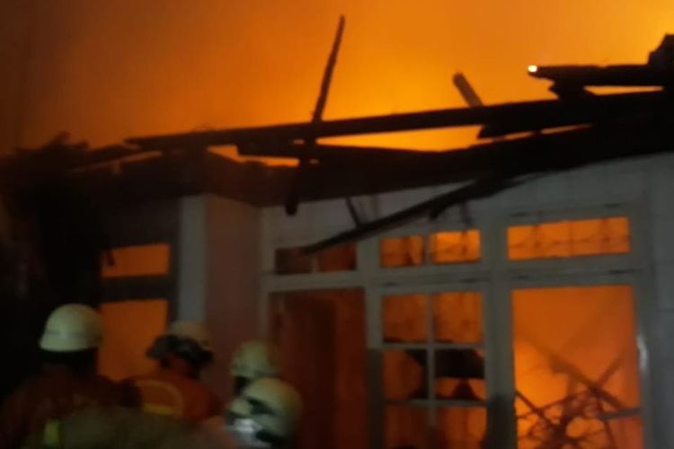 Petugas damkar berjibaku memadamkan api yang melalap rumah warga di Penggilingan, Jakarta Timur, Kamis (6/6/2019) malam.