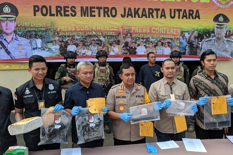 Aparat Polres Metro Jakarta Utara memberi keterangan kepada wartawan terkait kasus penganiayaan yang menyebabkan seorang pria bernama Hilarius Ladja  tewas di Pantai Beachpool Ancol pada 30 Juni 2019.
