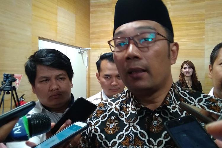 Gubernur Jawa Barat Ridwan Kamil menyatakan siap menerbitkan obligasi daerah dan tengah dalam diskusi dengan OJK serta Gubernur Jawa Tengah dalam acara sosialisasi Rindekraf di Jakarta, Senin (15/7/2019).