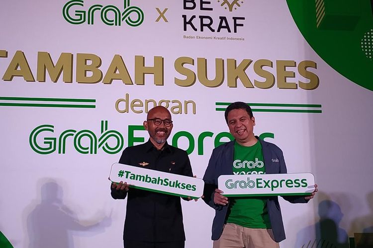 President of Grab Indonesia Ridzki Kramadibrata (kanan) dengan perwakilan dari Badan Ekonomi Kreatif (Bekraf) berfoto bersama sebagai peresmian kerja sama membantu UMKM Indonesia di Jakarta, Kamis (25/7/2019). 
