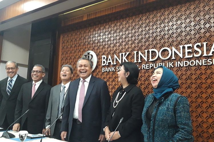 Jajaran Gubernur Bank Indonesia (BI) saat memberikan keterangan pers hasil Rapat Dewan Gubernur di Jakarta, Kamis (22/8/2019).