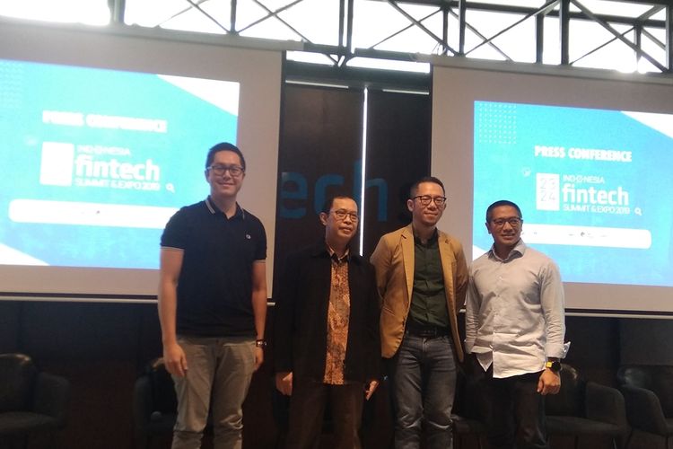 Aftech, AFSI, AFPI, dan OJK dalam konferensi pers penyelenggaraan acara Indonesia Fintech Summit & Expo 2019 di Jakarta, Kamis (22/8/2019).