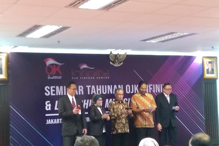 Ketua Dewan Komisioner OJK Wimboh (tengah) dan Wakil Ketua Dewan Komisioner OJK Nurhaida (kedua kiri) saat peresmian mini portal di Jakarta, Selasa (3/9/2019).