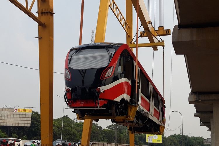 Kepala trainset LRT ketika diangkat di Stasiun Harjamukti, Cibubur, untuk dibawa ke Depo LRT Cibubur, Minggu (13/10/2019).