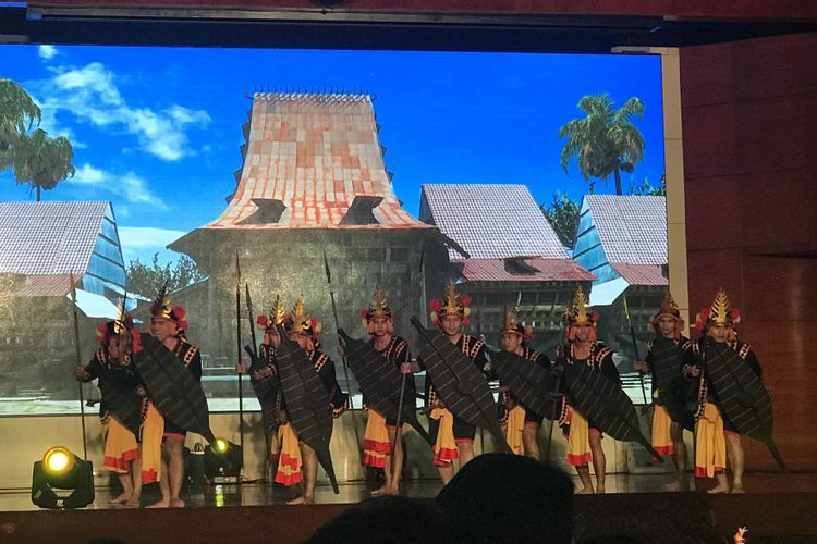 Atraksi budaya Kepulauan Nias, lompat batu dan tari perang menjadi pembukaan pada launching Yaahowu Nias Festival 2018.