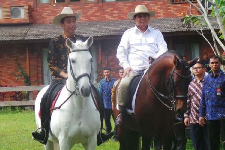 Presiden Joko Widodo dan Ketua Umum Partai Gerindra Prabowo Subianto menaiki kuda di kediaman Prabowo di Hambalang, Bogor, Jawa Barat, Senin (31/10/2016). 