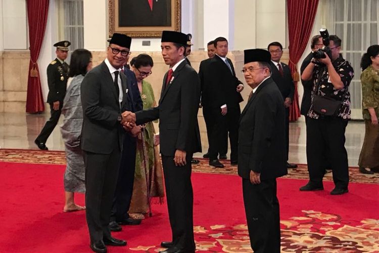 Presiden Joko Widodo memberikan selamat kepada Agus Gumiwang Kartasasmita yang baru saja dilantik menjadi Menteri Sosial menggantikan Idrus Marham di Istana Negara Jakarta, Jumat (24/8/2018).